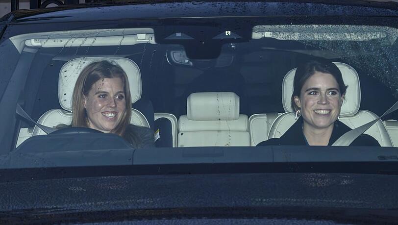 Prinzessin Eugenie und Prinzessin Beatrice zusammen im Auto auf dem Weg zum Weihnachtsessen.