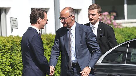 Die Begr&uuml;&szlig;ung war gesch&auml;ftsm&auml;&szlig;ig.