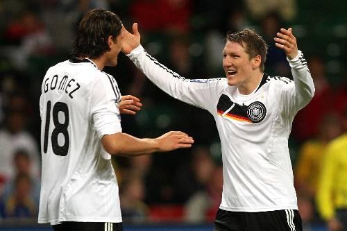 Servus, Kollege! Mario Gomez und Bastian Schweinsteiger, Mannschaftskameraden beim FC Bayern und in der Nationalelf.