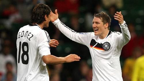 Servus, Kollege! Mario Gomez und Bastian Schweinsteiger, Mannschaftskameraden beim FC Bayern und in der Nationalelf. Servus, Kollege! Mario Gomez und Bastian Schweinsteiger, Mannschaftskameraden beim FC Bayern und in der Nationalelf.