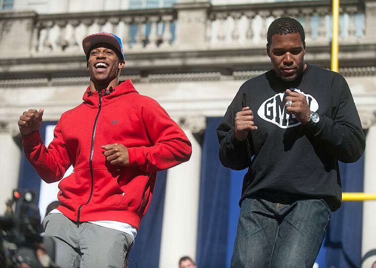 Victor Cruz tanzt seinen berühmten Salsa. Team-Kollege Michael Strahan leistet ihm Gesellschaft.