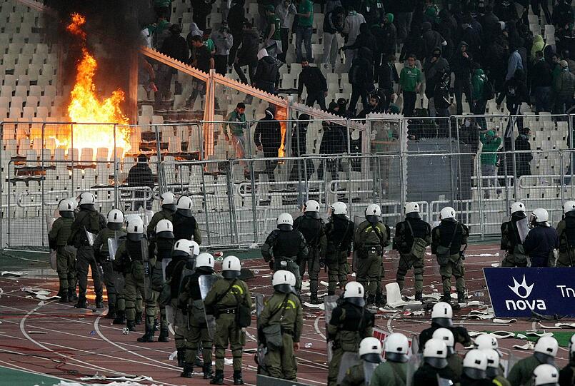 Nach Medienberichten
wurden dabei 57 Personen festgenommen. Dutzende Fans und Polizisten
wurden nach Angaben der Polizei und von Krankenhäusern verletzt.