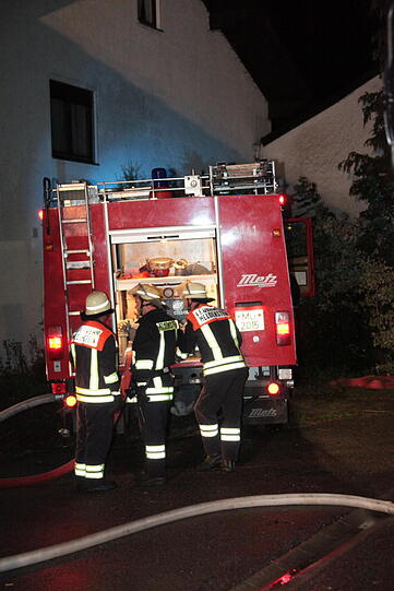 Feuerwehreinsatz in der Nacht zum Dienstag in Heldenstein: Ein Blitzschlag hat das Anwesen in Brand gesetzt. Es entstand ein Schaden in Höhe von einer halben Million Euro. Die Bilder vom Einsatz...