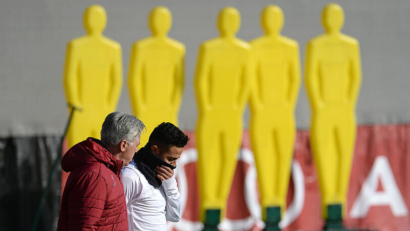 Die Spieler des FC Bayern zeigen sich im Abschlusstraining vor dem Champions-League-Hit gegen den FC Arsenal gutgelaunt - und am Valentinstag auch sehr ballverliebt. Die Bilder aus der Säbener Straße.