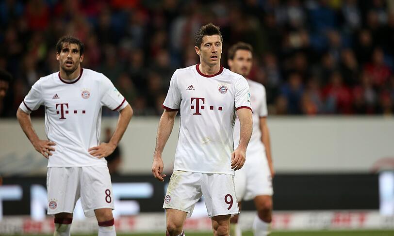 ROBERT LEWANDOWSKI: NOTE 3. Unzufrieden, weil zu selten am Ball und in Tornähe. Kurz vor der Pause mit Pech: Brachte den Ball nicht unter Kontrolle, aber an die Latte. Scheiterte nach toller Ballkontrolle und Top-Abschluss an  
Baumann (55.).