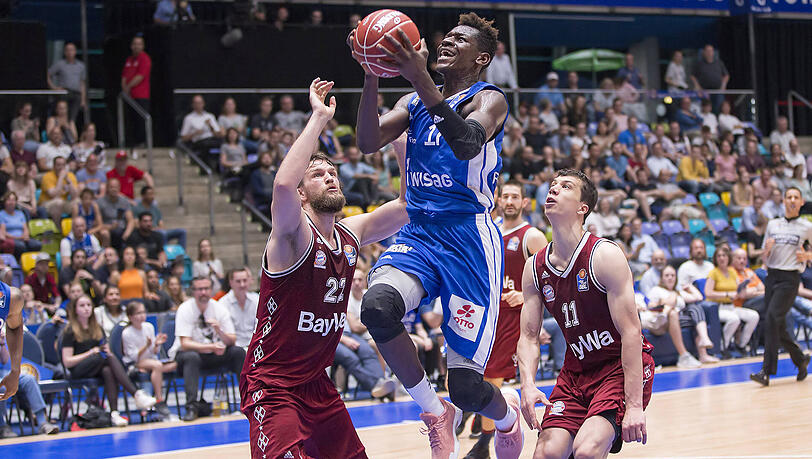"Frankfurt wollte den Sieg mehr", sagt Danilo Barthel (l.), dessen Teamkollege Vladimir Lucic (r.) verletzt vom Feld muss. "Frankfurt wollte den Sieg mehr", sagt Danilo Barthel (l.), dessen Teamkollege Vladimir Lucic (r.) verletzt vom Feld muss.