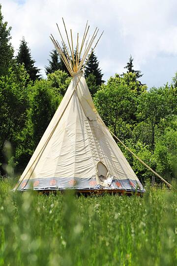 Tipi in der Ferienanlage Hofgut Hopfenburg bei Münsingen.
