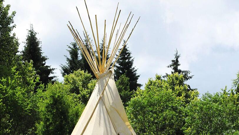 Tipi in der Ferienanlage Hofgut Hopfenburg bei Münsingen. Tipi in der Ferienanlage Hofgut Hopfenburg bei Münsingen.