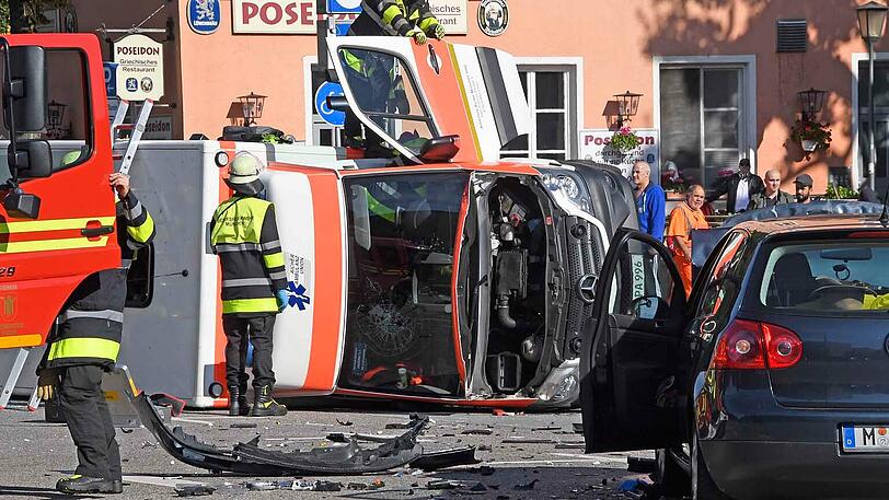Sechs Menschen wurden bei dem Zusammenstoß verletzt, Augenzeugen eilten sofort zur Hilfe herbei.