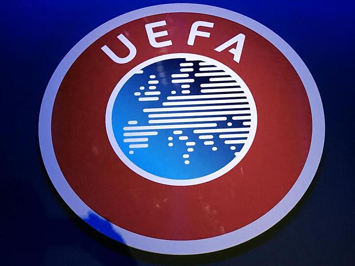 Die UEFA muss über die Austragung der EM entscheiden.