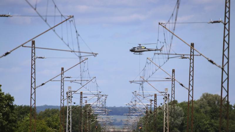 Ein Hubschrauber transportiert über der am Pfingstwochenende 2019 gesperrten Bahnstrecke Augsburg-Donauwörth einen Signalmasten der Bahn. Ein Hubschrauber transportiert über der am Pfingstwochenende 2019 gesperrten Bahnstrecke Augsburg-Donauwörth einen Signalmasten der Bahn.