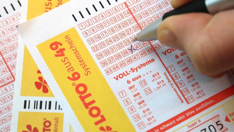 Ein Lottoschein wird ausgefüllt. Ein Lottoschein wird ausgefüllt.