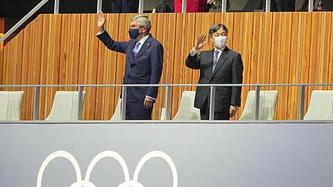 Thomas Bach (l) und der japanische Kaiser Naruhito winken vor Start der Zeremonie.