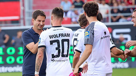 Der Trainer und sein Matchwinner: Dank Maximilian Wolfram (r.) holte der TSV 1860 seinen ersten Saisonsieg in der 3. Liga.