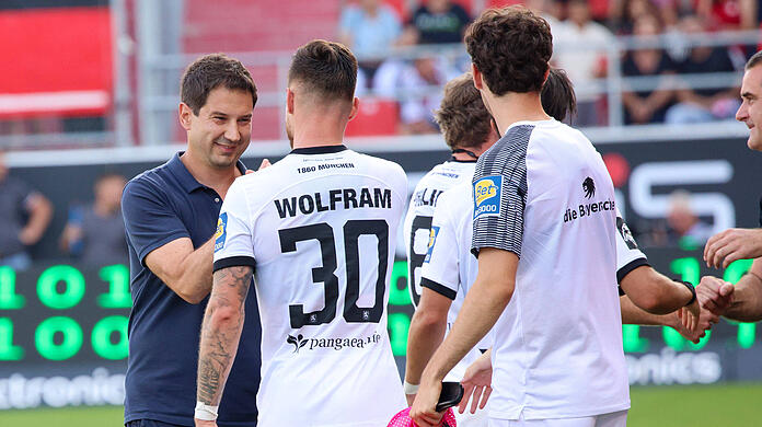 Der Trainer und sein Matchwinner: Dank Maximilian Wolfram (r.) holte der TSV 1860 seinen ersten Saisonsieg in der 3. Liga.