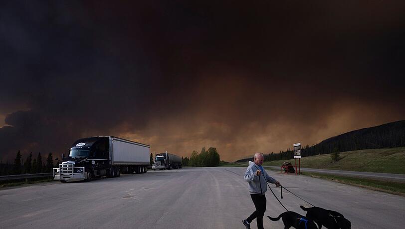 Der Himmel schwarz: So viele Waldbrände hat Kanada selten gleichzeitig erlebt. Gefährliche Waldbrände verdunkeln mittlerweile auch in Kanadas westlichster Provinz British Columbia den Horizont.