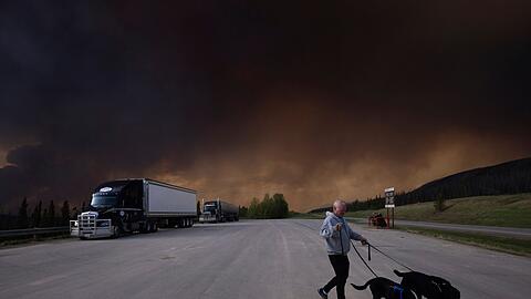 Der Himmel schwarz: So viele Waldbrände hat Kanada selten gleichzeitig erlebt. Gefährliche Waldbrände verdunkeln mittlerweile auch in Kanadas westlichster Provinz British Columbia den Horizont.