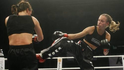Dr. Kick schlägt wieder zu: Kickbox-Weltmeisterin Christine Theiss (r.). Dr. Kick schlägt wieder zu: Kickbox-Weltmeisterin Christine Theiss (r.).