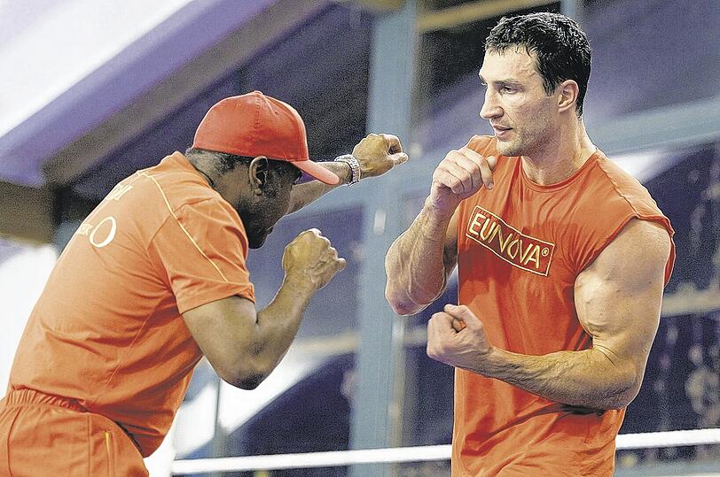 Der Muskelberg bei der Arbeit: Weltmeister Wladimir Klitschko bereitete sich mit Trainer Emanuel Steward im Trainingslager beim Stanglwirt auf den Chisora-Kampf vor. Foto: AP