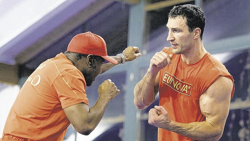 Der Muskelberg bei der Arbeit: Weltmeister Wladimir Klitschko bereitete sich mit Trainer Emanuel Steward im Trainingslager beim Stanglwirt auf den Chisora-Kampf vor. Foto: AP Der Muskelberg bei der Arbeit: Weltmeister Wladimir Klitschko bereitete sich mit Trainer Emanuel Steward im Trainingslager beim Stanglwirt auf den Chisora-Kampf vor. Foto: AP