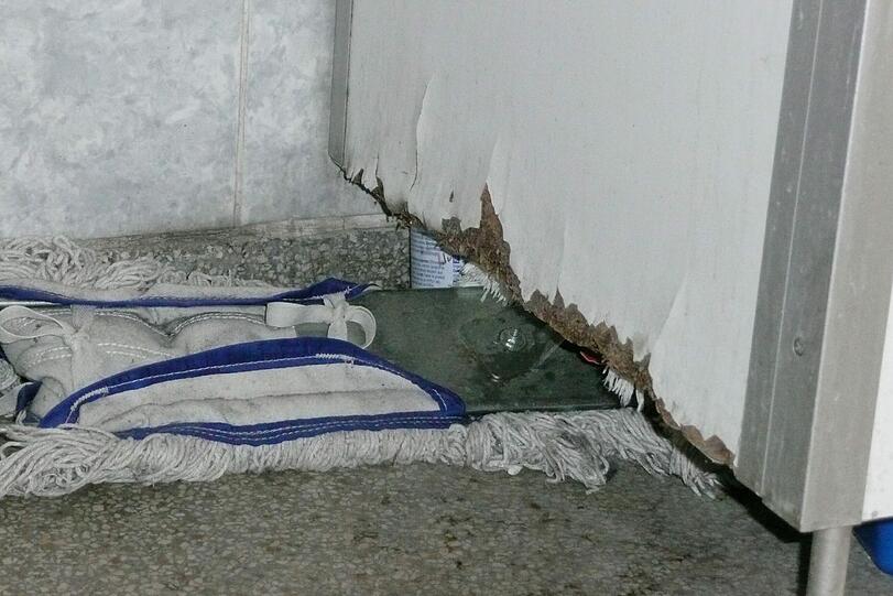 Die Tür ist verrotet, der Lappen liegt einfach rum.