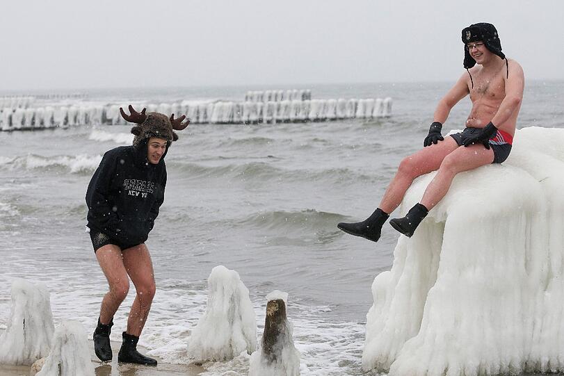 Hart im nehmen: Bei der "International Walrus Rally" in Mielno, in Polen, sprangen mehr als 1500 "Walrösser" ins eiskalte Nass.