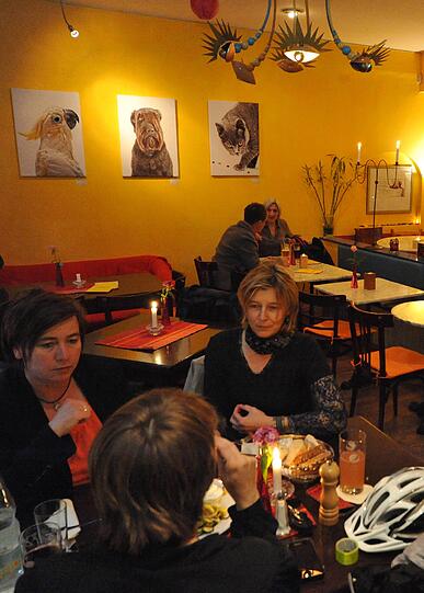 Nicht nur ein Szenetreff: Das Publikum im &bdquo;Glück&ldquo; ist so bunt wie das Café selbst.