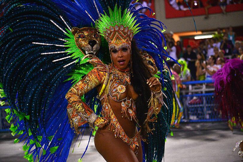 In Rio ging es in der Nacht zum Montag auf dem Straßenkarneval heiß her. Die brasilianischen Schönheiten zeigten zum Karneval-Höhepunkt viel nackte Haut und sexy Kurven.