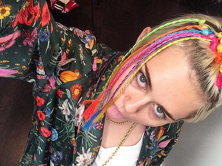 Zeigt sich im ungewohnten Hippie-Look: Miley Cyrus