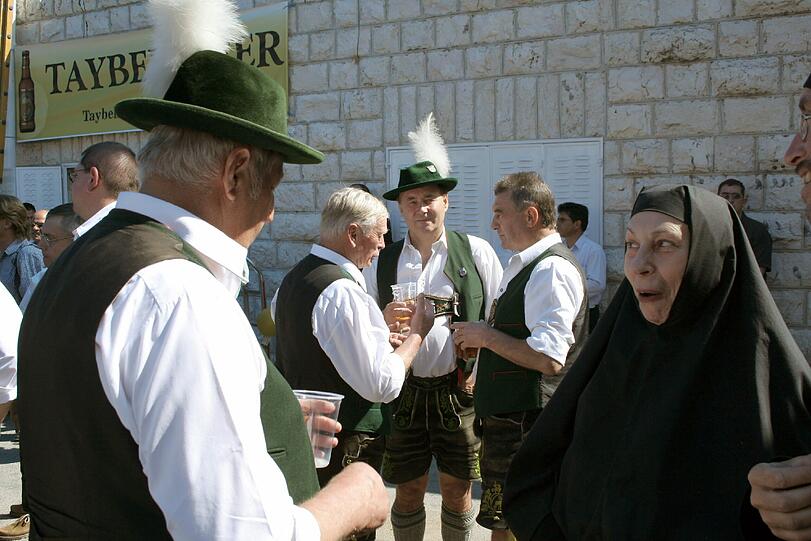 Kopftuch und Maßkrug: Eine Nonne bestaunt auf dem kleinen Oktoberfest in der Palästinenserstadt Taybeh.