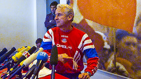 Der Trainer wütet, der Medienchef sieht hilflos zu: Giovanni Trapattoni und Markus Hörwick (l.) am 10. März 1998.