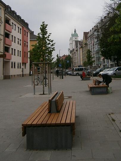 Die vorherigen Bänke waren blau angemalt worden.