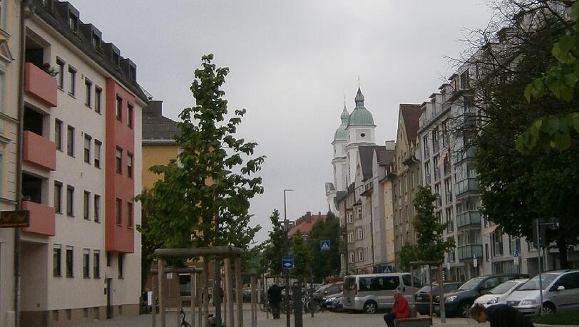 Die vorherigen Bänke waren blau angemalt worden. Die vorherigen Bänke waren blau angemalt worden.