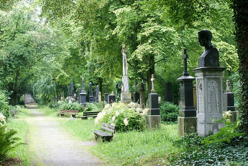 Im Mittelalter gibt es zwei Dutzend Pest-Epidemien in der Stadt. Als Schlimmste gilt die im Winter 1635, mitten im Dreißigjährigen Krieg. Fast jeder Dritte der damals 23.000 Einwohner Münchens wird dahingerafft. Viele werden in Massengräbern beerdigt - auf dem heutigen Alten Südlichen Friedhof.