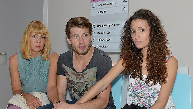 Nele (Ramona Dempsey, l.), Dominik (Raul Richter) und Ayla (Nadine Menz) bangen hoffnungsvoll dem Ausgang von Tuners Operation entgegen Nele (Ramona Dempsey, l.), Dominik (Raul Richter) und Ayla (Nadine Menz) bangen hoffnungsvoll dem Ausgang von Tuners Operation entgegen