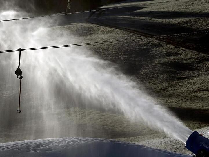 Schnee schießt auf einer Skipiste in aus einer Schneekanone. Foto: Karl-Josef Hildenbrand/dpa