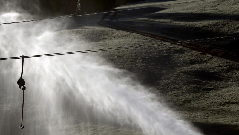 Schnee schießt auf einer Skipiste in aus einer Schneekanone. Foto: Karl-Josef Hildenbrand/dpa Schnee schießt auf einer Skipiste in aus einer Schneekanone. Foto: Karl-Josef Hildenbrand/dpa