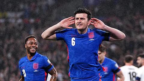 Englands Harry Maguire (M) jubelt übver sein Tor zum 1:0-Führung gegen Albanien.