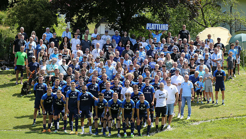 Das traditionelle XXL-Foto mit den mitgereisten Löwen-Fans. Das traditionelle XXL-Foto mit den mitgereisten Löwen-Fans.