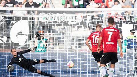 Karlsruhes Torwart Marius Gersbeck hält einen Strafstoß von Hannovers Havard Nielsen.