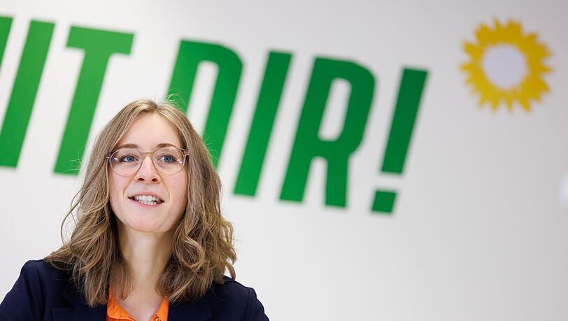 Die Landesvorsitzende der bayerischen Grünen, Eva Lettenbauer, spricht während einer Pressekonferenz zur Vorstellung des Regierungsprogramms der Landtagswahl 2023.