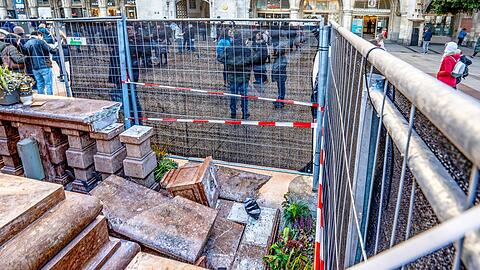 Beschädigte Mariensäule, Balustrade an einer Ecke von Unbekannten zerstört, München, 31.12.2024 Deutschland, München, 31. Dezember 2024, beschädigte Mariensäule, die umlaufende Balustrade ist an einer Ecke von Unbekannten zerstört worden, Marmorteile liegen am Boden, das Münchner Denkmal ist vermutlich beim Abbau des Christkindlmarkts schwer beschädigt worden, die Ecke wird inzwischen durch einen Bauzaun geschützt, die eigentliche Säule blieb unbeschädigt, seit 1638 im Zentrum Münchens, Patrona Bavariae, Geschichte, historisch, Bayern, *** Damaged Marian column, balustrade at a corner destroyed by unknown persons, Munich, 31 12 2024 Germany, Munich, 31 December 2024, damaged Marian column, the surrounding balustrade has been d
