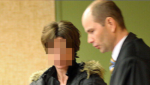 Die bestechliche Zöllnerin Christine A. vor Gericht. Die bestechliche Zöllnerin Christine A. vor Gericht.