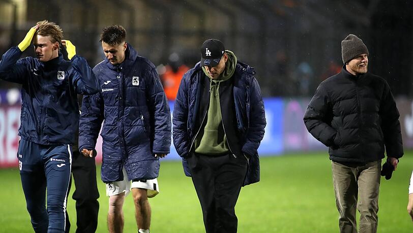 Dick eingepackt anstatt im Trikot seines Herzensvereins: der degradierte Torj&auml;ger Niederlechner (2.v.r.).