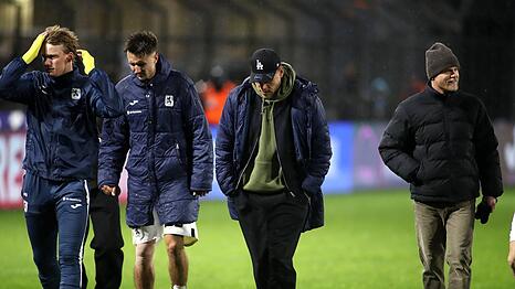 Dick eingepackt anstatt im Trikot seines Herzensvereins: der degradierte Torj&auml;ger Niederlechner (2.v.r.).