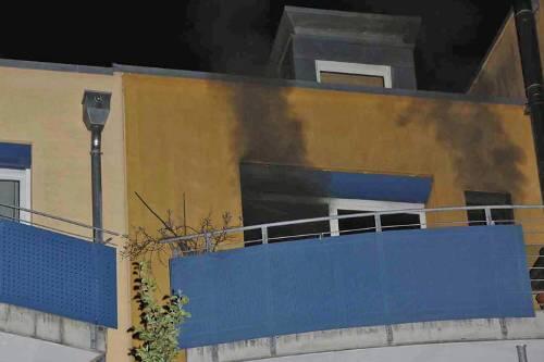 Die Feuerwehr vermutet, dass eine Zigarette den Brand ausgelöst hat.