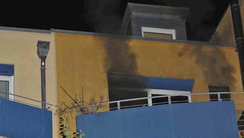 Die Feuerwehr vermutet, dass eine Zigarette den Brand ausgelöst hat.