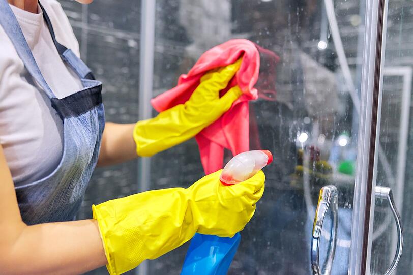 Nicht nur bestimmte Putzmittel sind tabu für Glastrennwände, sondern auch spezielle Putzlappen: Von Mikrofaser wird abgeraten. Wenn Sie damit über das Glas wischen, kann es passieren, dass es verkratzt. Nicht nur bestimmte Putzmittel sind tabu für Glastrennwände, sondern auch spezielle Putzlappen: Von Mikrofaser wird abgeraten. Wenn Sie damit über das Glas wischen, kann es passieren, dass es verkratzt.