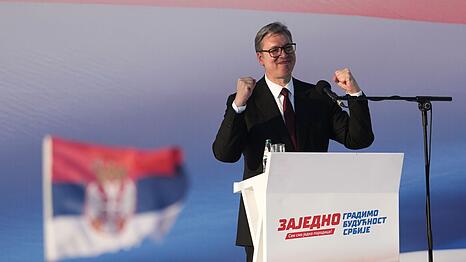 Serbiens Staatspr&auml;sident Aleksandar Vucic ist zur&uuml;ckgetreten, um als Spitzendkandidat seiner Fortschrittspartei bei der vorgezogenen Parlamentswahl vom 25. Oktober antreten zu k&ouml;nnen.