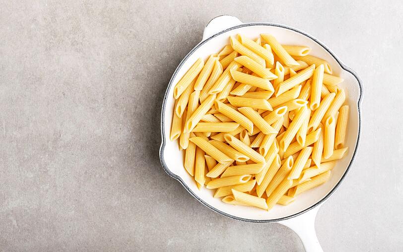 &Auml;hnliches gilt f&uuml;r Nudeln: Durch die enthaltene St&auml;rke ist Pasta besonders anf&auml;llig f&uuml;r Bakterien, vor allem dann, wenn sie mit F&uuml;llung oder So&szlig;e versetzt ist. Am besten lagern Sie sie im K&uuml;hlschrank. Bei einer Lagerung bei Zimmertemperatur sollten Sie die gekochten Nudeln am Folgetag mindestens zwei Minuten bei 70 Grad erhitzen, um m&ouml;gliche Keime abzut&ouml;ten.